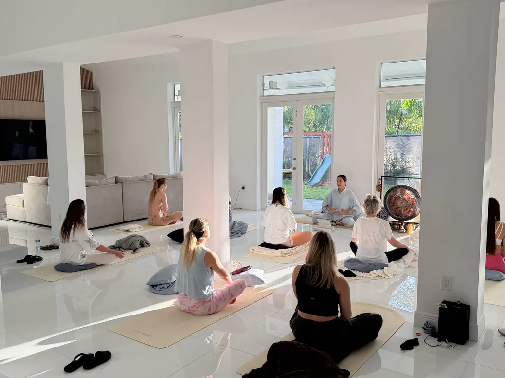 A group practice in a bright hall, teacher and gong